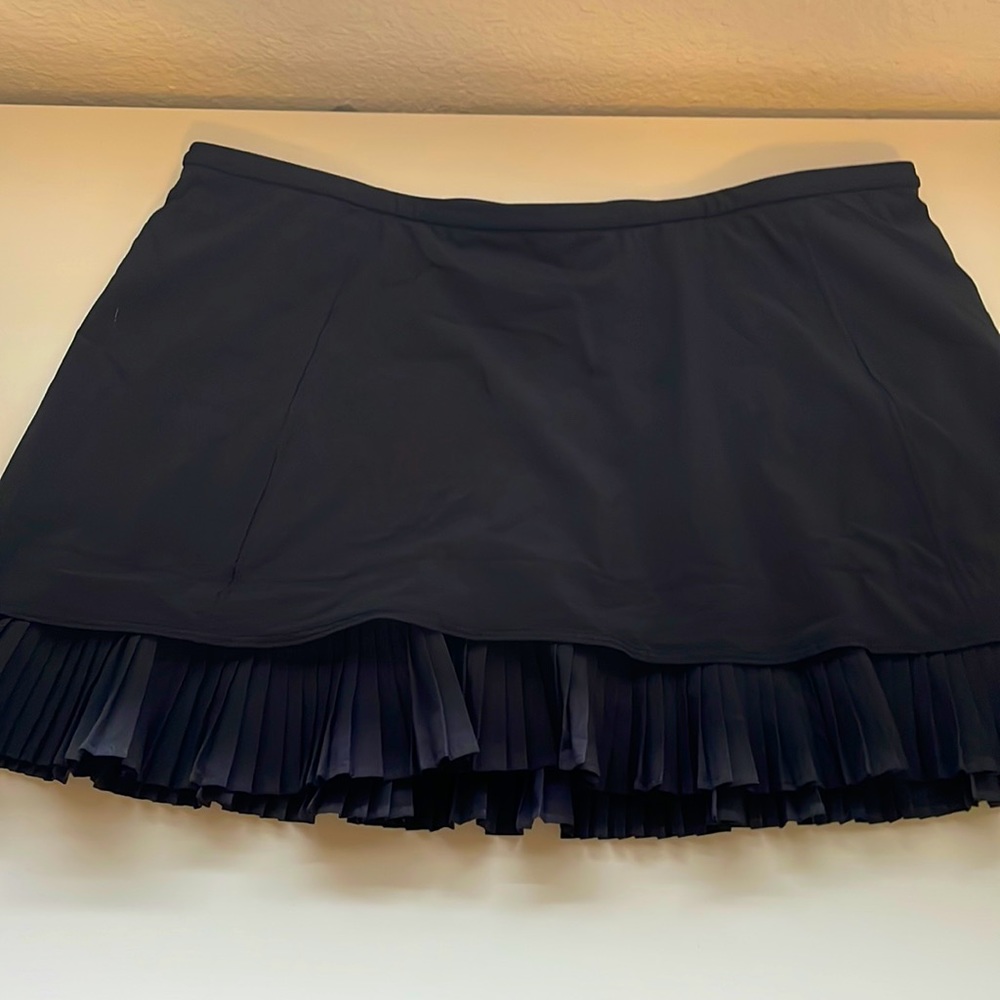 Lululemon sport tennis skirt black. 8